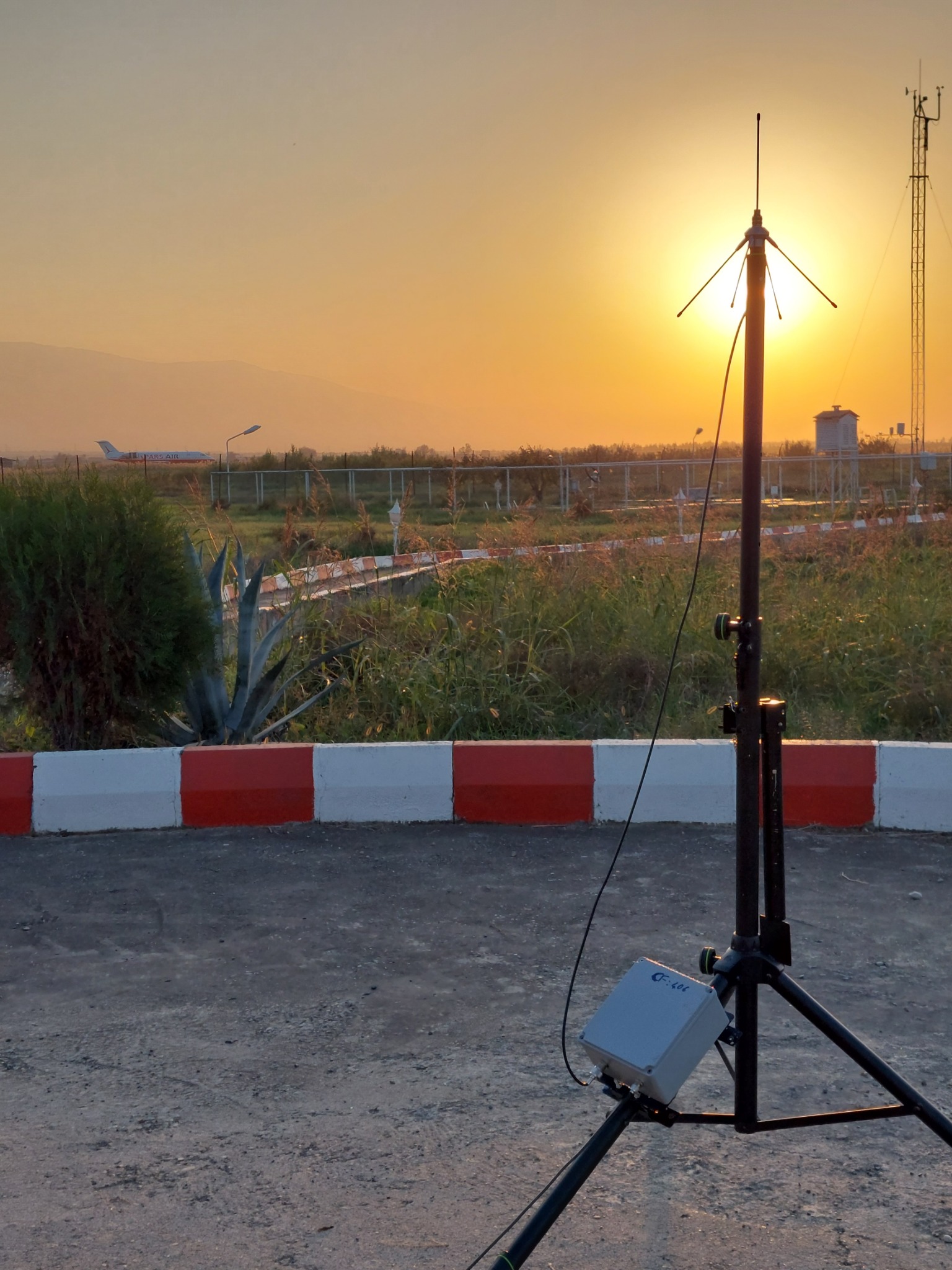 Receiving antenna and ground-check box